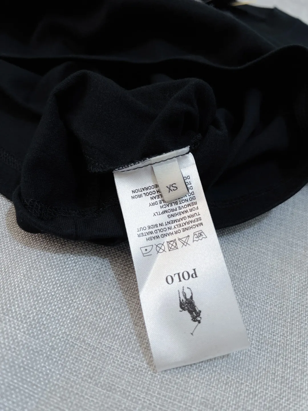 P140 Polo Ralph Lauren 2026ss spring and summer new style Equestrian Rider Nevis island printed round neck short-sleeved T-shirt; new products are available on the official website at the same time; strictly control the size of the LOGO; the color matching and color matching details are consistent with the official website; simple and fashionable style; select 240g double yarn pure cotton fabric; high specification tight threaded neckline; back body seaming and bone; pre-made high-temperature anti-shrinking process before leaving the factory; not easy to deform and shrink after washing; essential clothing for three seasons; color: black white, size XS-L (Can wear up to 200 pounds)